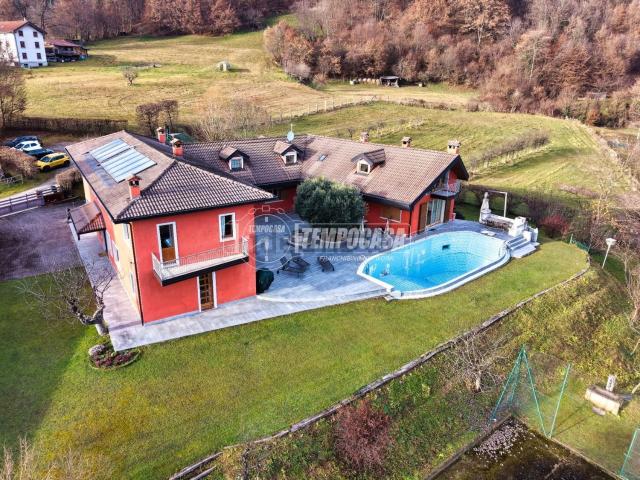 Villetta bifamiliare in vendita di 550 m² in Via Agordo, 216