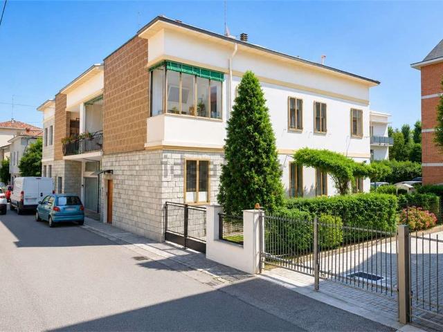 Villetta bifamiliare in vendita di 550 m² in Via Bruno Buozzi, 122