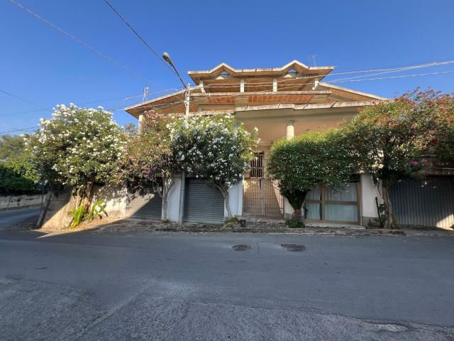 Villetta bifamiliare in vendita di 550 m² in Via Diaz