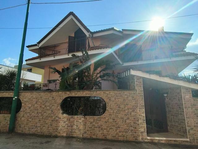 Villetta bifamiliare in vendita di 550 m² in Via Giacomo Matteotti, 32