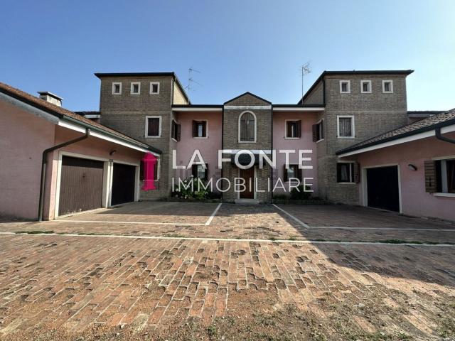 Villetta bifamiliare in vendita di 550 m² in Via Salata