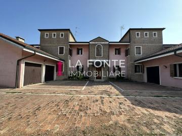 Villetta bifamiliare in vendita di 550 m² in Via Salata