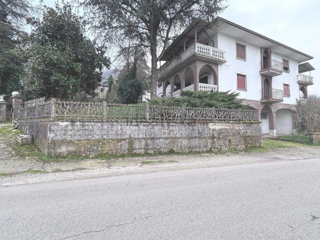 Villetta bifamiliare in vendita di 550 m²