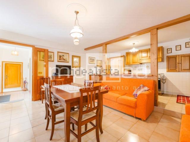 Villetta bifamiliare in vendita di 555 m² in Via Vittorio Veneto