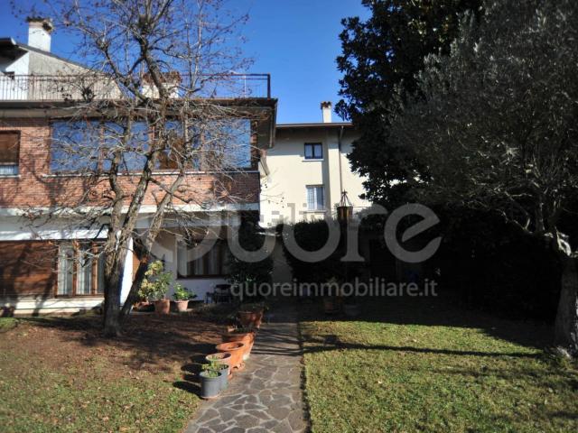 Villetta bifamiliare in vendita di 555 m² in Via Roma, 29