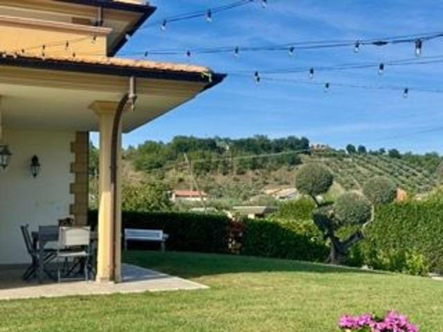 Villetta bifamiliare in vendita di 558 m² in Via del Platani, 28