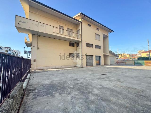 Villetta bifamiliare in vendita di 566 m² in Via Galileo Galilei