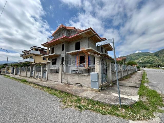 Villetta bifamiliare in vendita di 568 m² in Via Don Luigi Sturzo