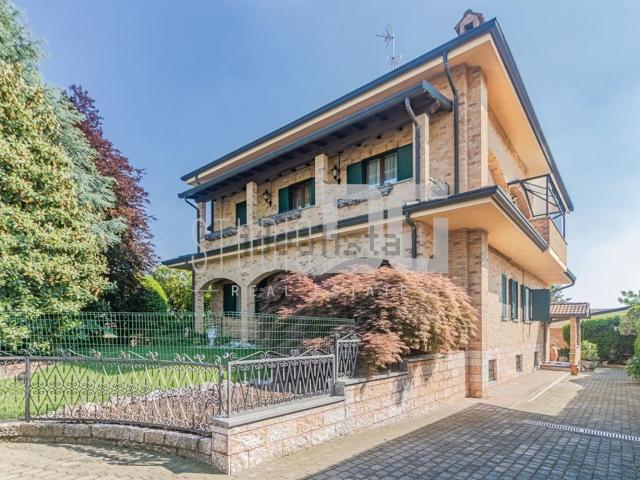 Villetta bifamiliare in vendita di 570 m² in Via Zara