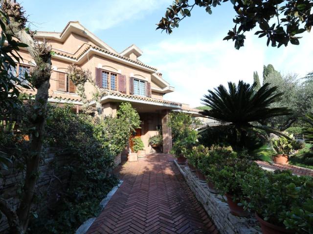 Villetta bifamiliare in vendita di 577 m² in Via Nicola Stenone