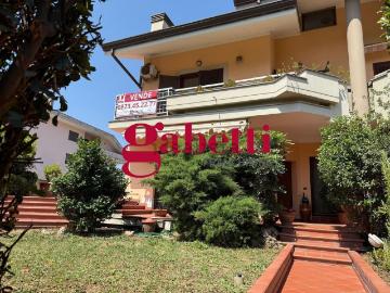 Villetta bifamiliare in vendita di 575 m² in Via Emanuele de Cillis