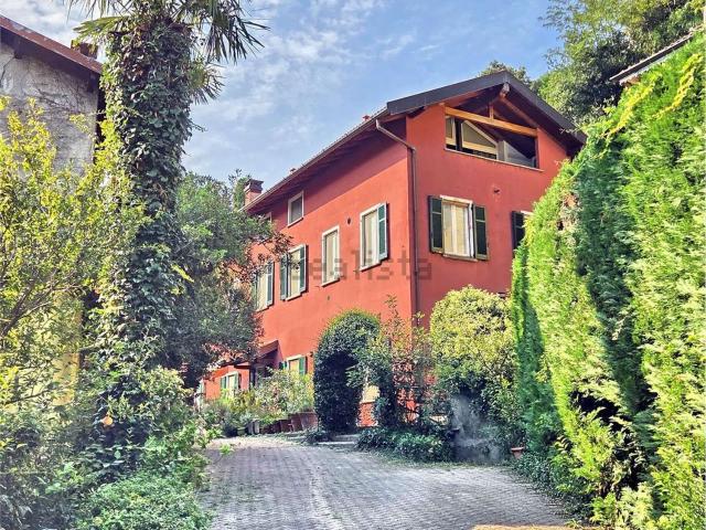Villetta bifamiliare in vendita di 580 m² in Via Alessandro Volta