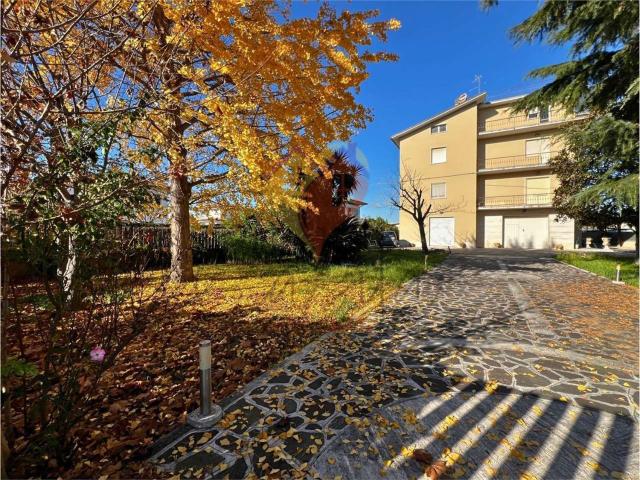 Villetta bifamiliare in vendita di 585 m² in Viale Gran Sasso, 52