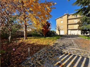 Villetta bifamiliare in vendita di 585 m² in Viale Gran Sasso, 52