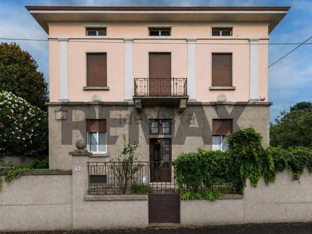 Villetta bifamiliare in vendita di 590 m² in Via Cristoforo Colombo, 5