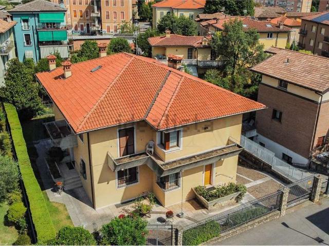 Villetta bifamiliare in vendita di 590 m² in Via Gregorio Brunelli
