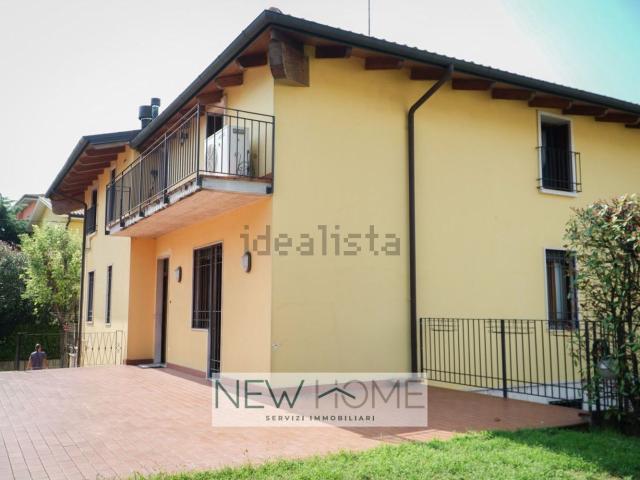 Villetta bifamiliare in vendita di 592 m² in Via Alfonsine, 2