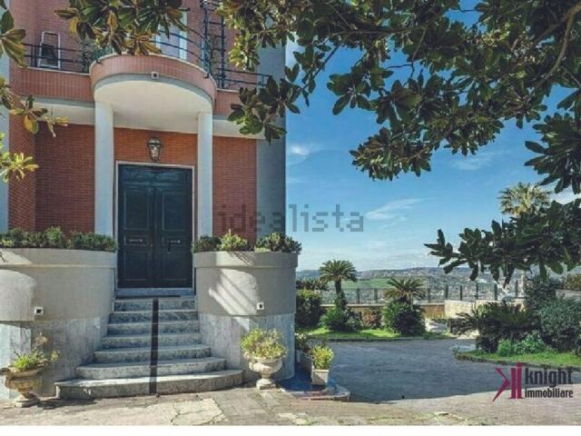 Villetta bifamiliare in vendita di 500 m² in Via Alessandro Manzoni, 240