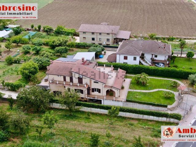 Villetta bifamiliare in vendita di 500 m² in Via Calabroni, 3