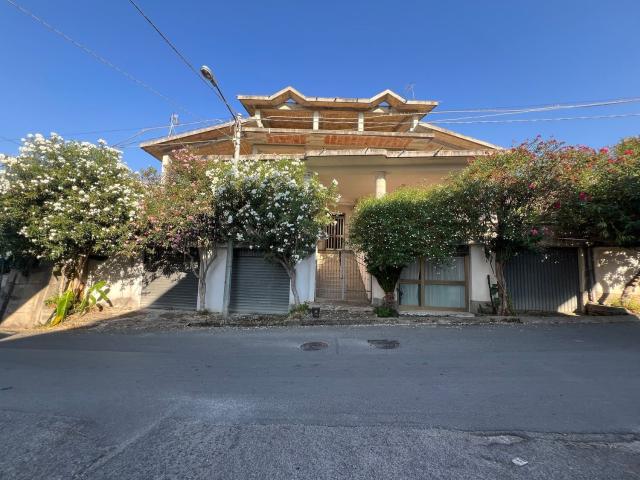 Villetta bifamiliare in vendita di 500 m² in Via Diaz