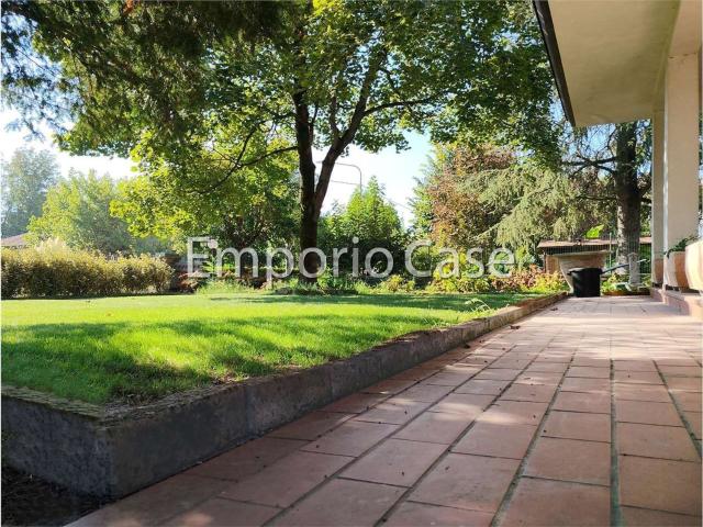 Villetta bifamiliare in vendita di 500 m² in Via Fratelli Ferretti