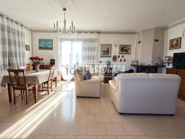 Villetta bifamiliare in vendita di 500 m² in Via Monte Rosa