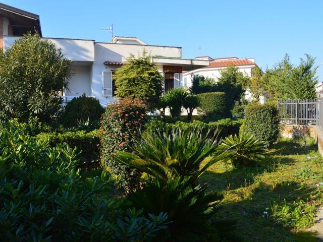 Villetta bifamiliare in vendita di 500 m² in Via Napoli, 95