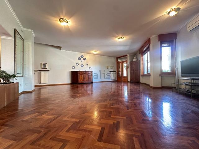 Villetta bifamiliare in vendita di 500 m² in Via Stalingrado
