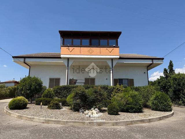 Villetta bifamiliare in vendita di 500 m² in Viale Martiri del 1799, 21