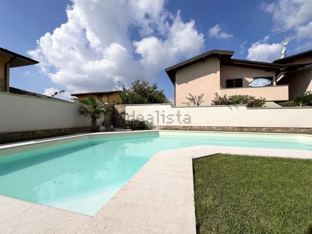 Villetta bifamiliare in vendita di 505 m² in Via Brescia, 1