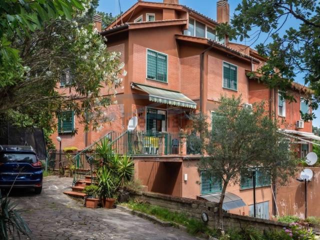 Villetta bifamiliare in vendita di 505 m² in Via Santa Lucia