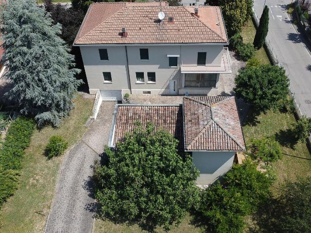 Villetta bifamiliare in vendita di 506 m² in Via Cesare Battisti, 36