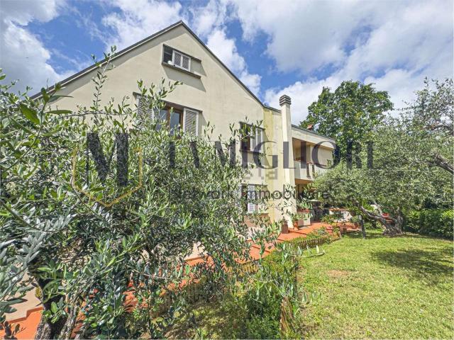 Villetta bifamiliare in vendita di 510 m² in Via Astronauti