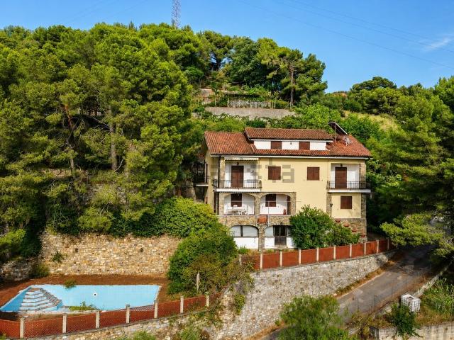 Villetta bifamiliare in vendita di 518 m² in Strada Montegrazie, 24