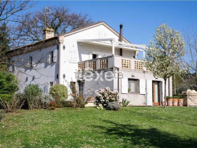 Villetta bifamiliare in vendita di 520 m² in Strada Crocifisso della Valle