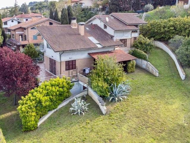 Villetta bifamiliare in vendita di 520 m² in Via Aldo Moro