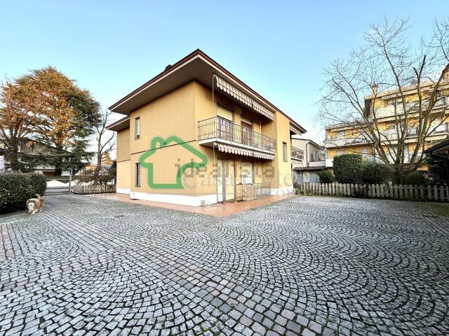 Villetta bifamiliare in vendita di 522 m² in Viale Piacenza