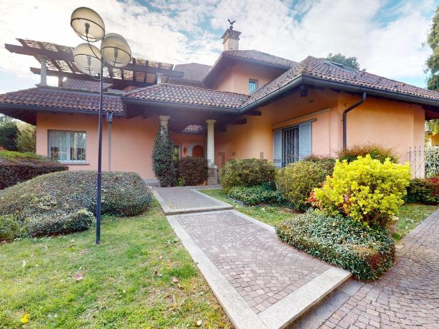 Villetta bifamiliare in vendita di 525 m² in Via dei Buttafava