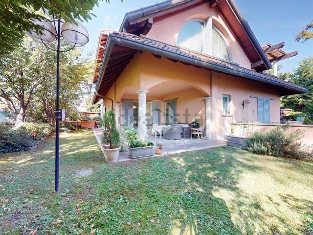 Villetta bifamiliare in vendita di 525 m² in Via dei Buttafava, 13