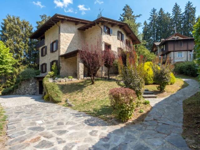 Villetta bifamiliare in vendita di 528 m² in Viale Passeggio