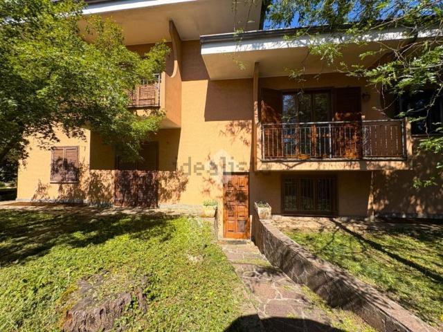 Villetta bifamiliare in vendita di 532 m² in Via dei Gerani, 27