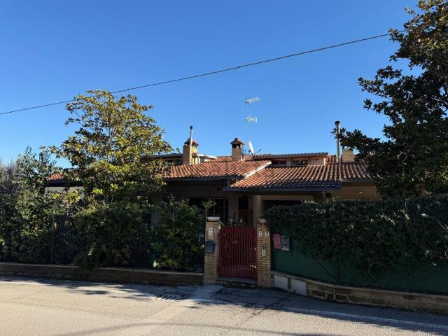 Villetta bifamiliare in vendita di 534 m² in Strada del Borghetto