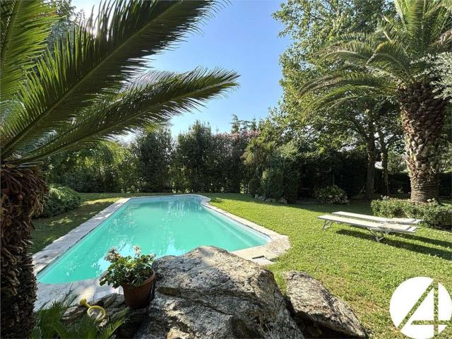 Villetta bifamiliare in vendita di 536 m² in Via Carota e Molina, 50