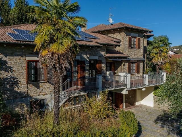 Villetta bifamiliare in vendita di 539 m² in Via Fontanette