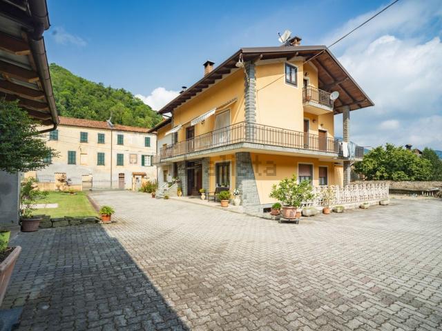 Villetta bifamiliare in vendita di 648 m² in Via Roma, 24
