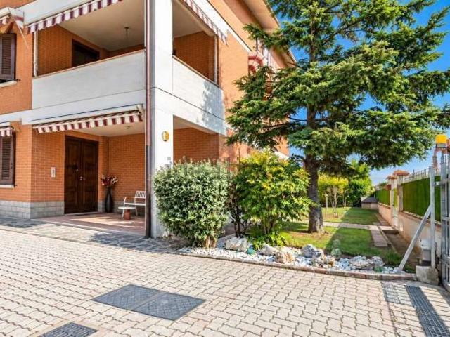 Villetta bifamiliare in vendita di 650 m² in Via Jugularia