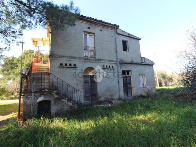 Villetta bifamiliare in vendita di 6520 m² in Contrada Veroni, 38