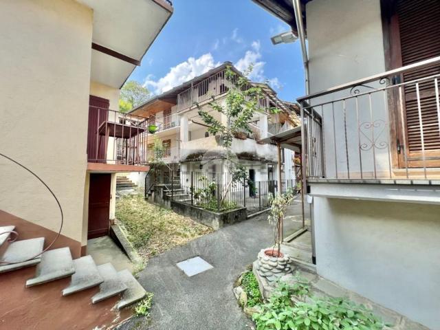 Villetta bifamiliare in vendita di 65 m² in Frazione Villa, 33