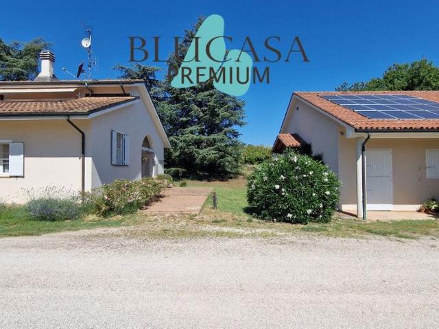 Villetta bifamiliare in vendita di 660 m² in Via Casone