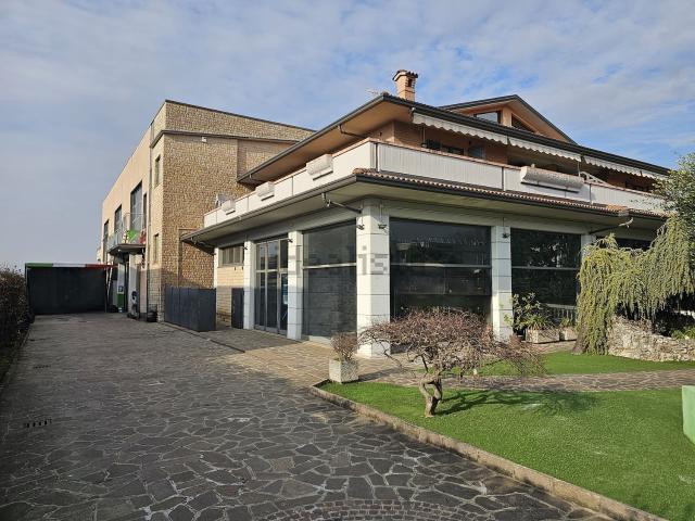 Villetta bifamiliare in vendita di 680 m² in Corso Europa Unita